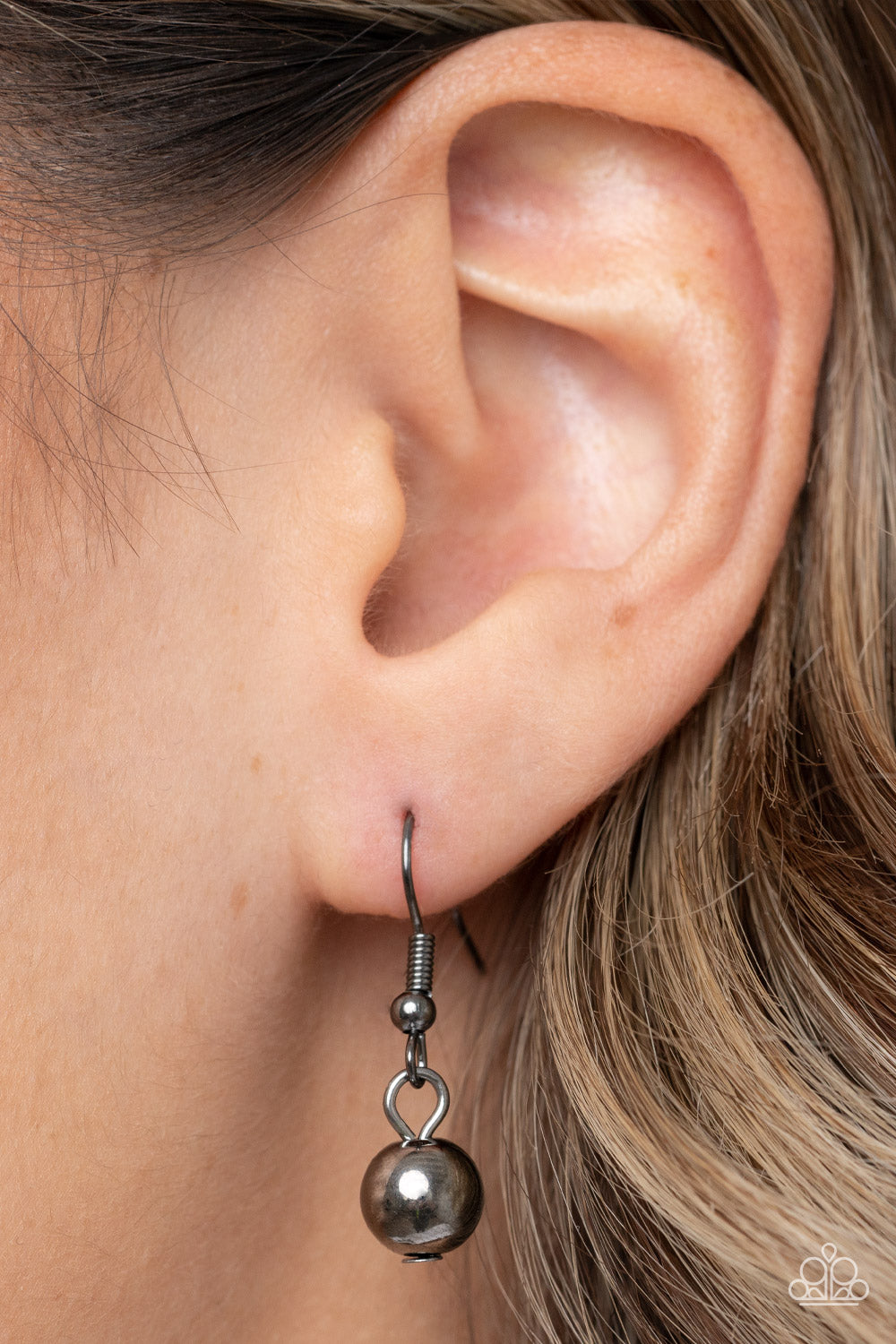 âEncircled in Elegance - Black